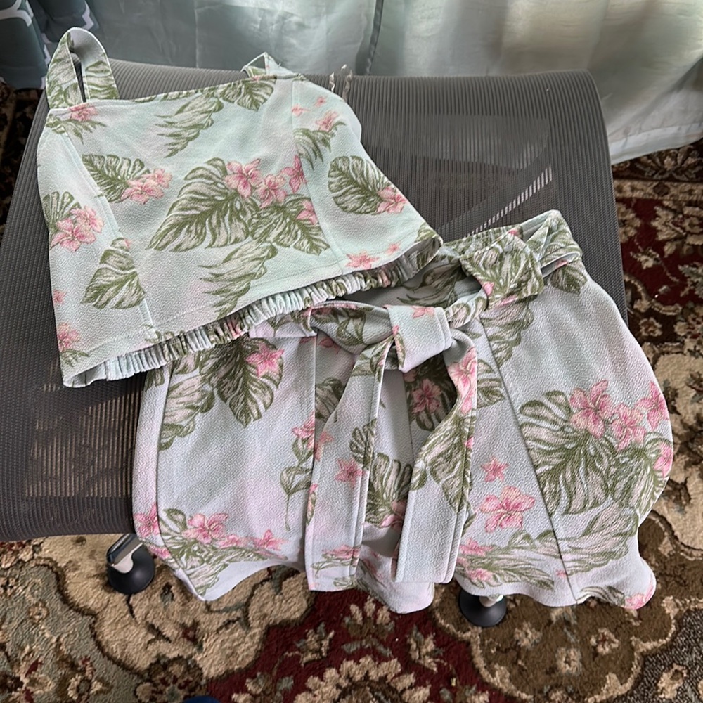 (NWOT) 2 piece Juniors Large tropical crop top & tie bottoms including stretch